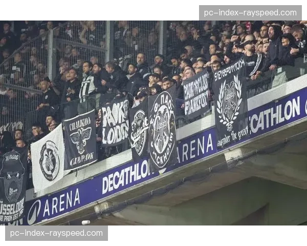 欧足联宣布：对巴黎圣日耳曼俱乐部处以空场一场处罚，因球迷投掷杂物