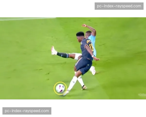 皇马在训练中测试由楚阿梅尼主罚超远距离任意球