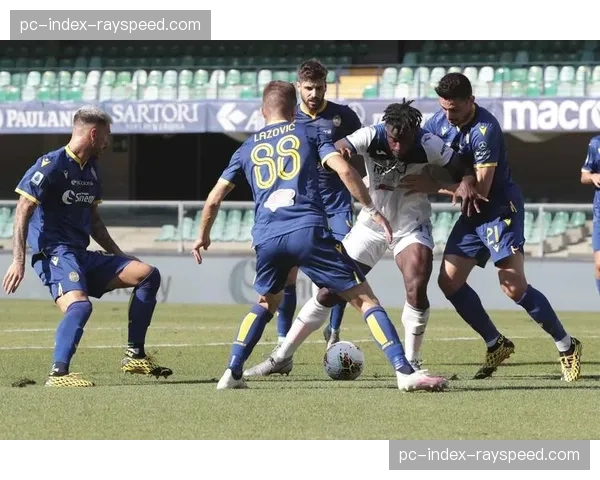 特写：绝平后，亚特兰大老将萨帕塔与替补席上的年轻队友紧紧相拥