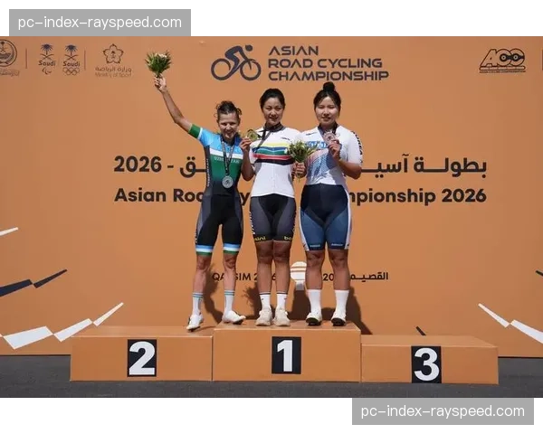 梁正兰冲过终点线后与教练拥抱,女子精英组金牌背后的六年坚持 梁正兰冲过终点线后与教练拥抱,女子精英组金牌背后的六年坚持