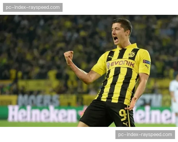 莱万多夫斯基转会悬疑：巴萨报价在手，月底决定未来